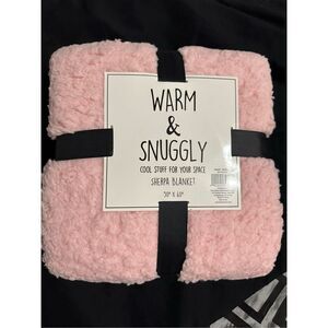 Warm & Snuggly Super soft plush blanket 50”x60” stay cozy and step up your decor